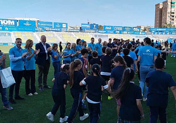Varios menores participan ayer en 'Unidos por el Balón'.