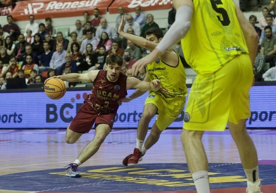 Urban Klavzar intenta librarse de la marca de Zoltán Perl en un UCAM-Falco de Champions League en noviembre de 2022.
