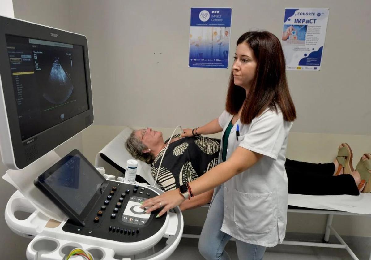 Una sanitaria realiza una ecografía, en el centro de salud de Vistabella de Murcia, en una imagen de archivo.