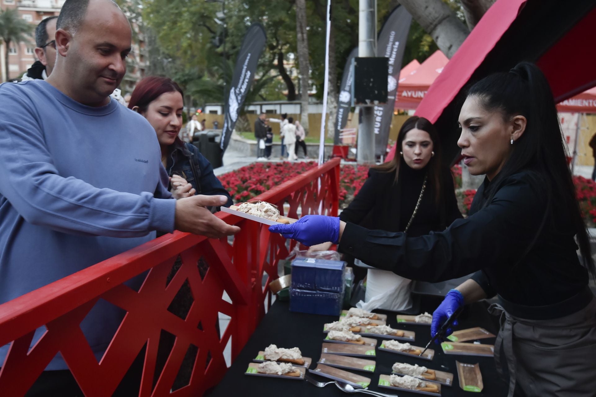Reparto de marineras gratis en la Circular de Murcia, en imágenes