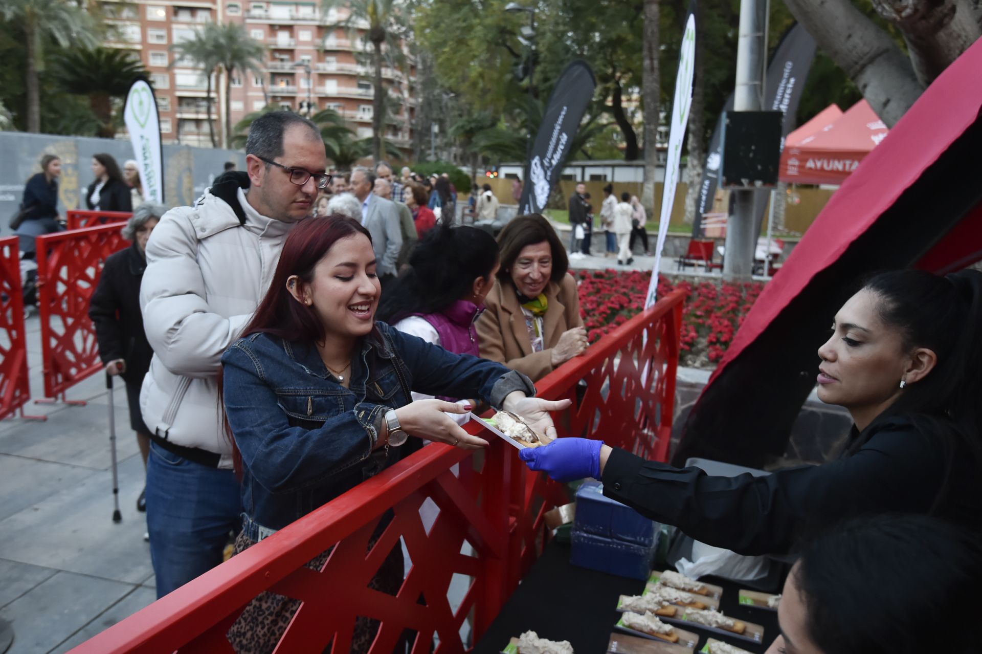 Reparto de marineras gratis en la Circular de Murcia, en imágenes