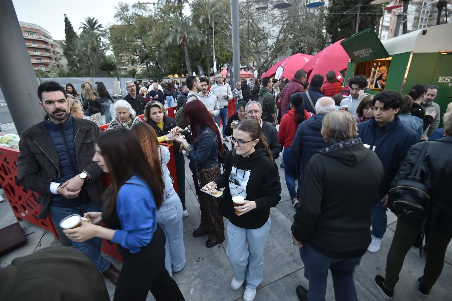 Reparto de marineras gratis en la Circular de Murcia, en imágenes