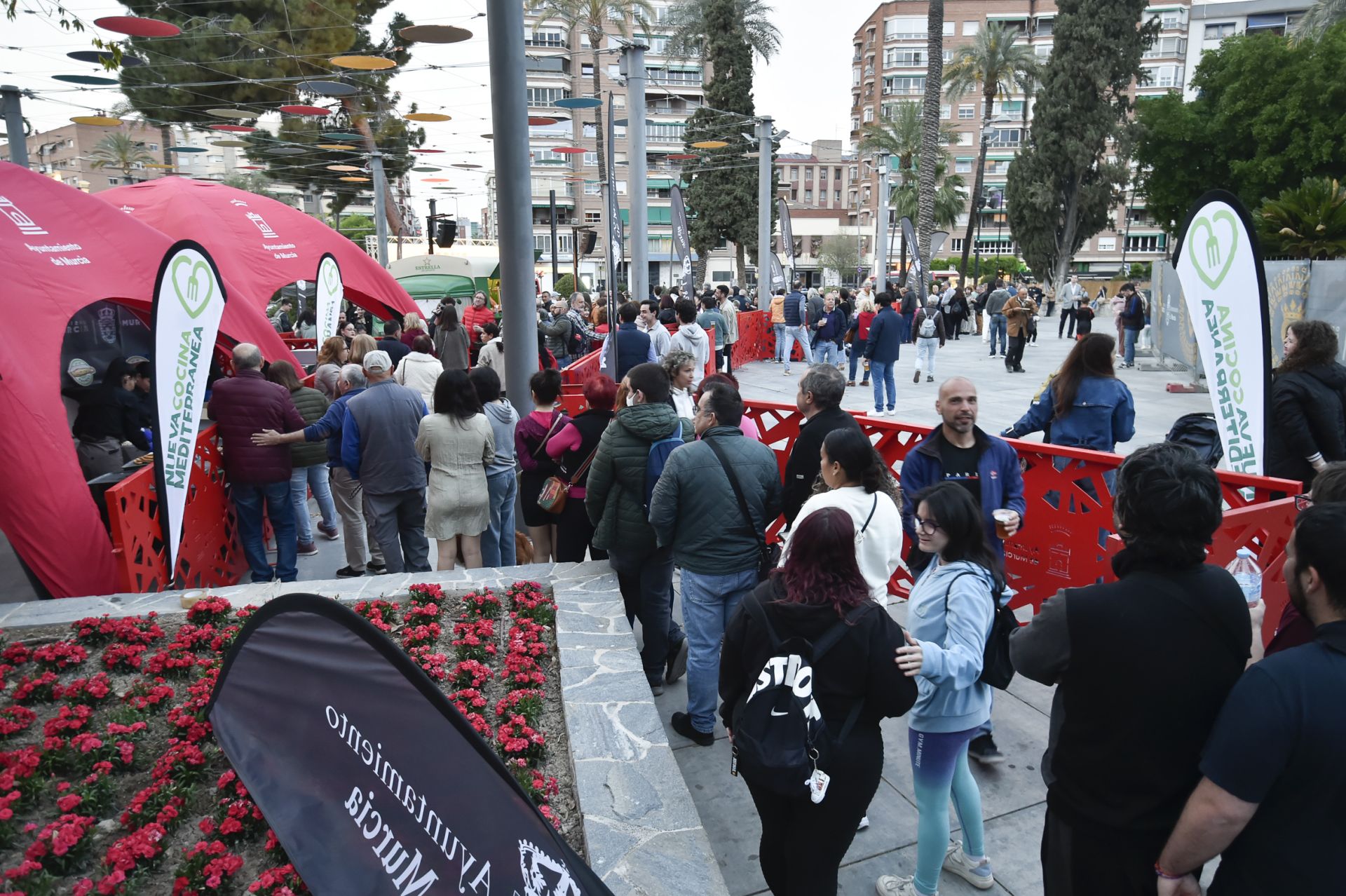 Reparto de marineras gratis en la Circular de Murcia, en imágenes