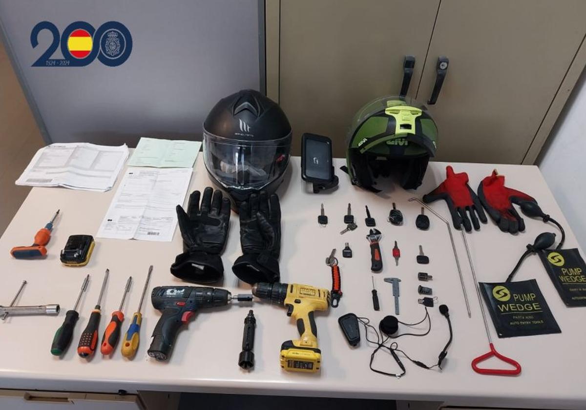 Un policía fuera de servicio atrapa a un hombre con un bául para moto que le habían robado hacía unos días en Murcia