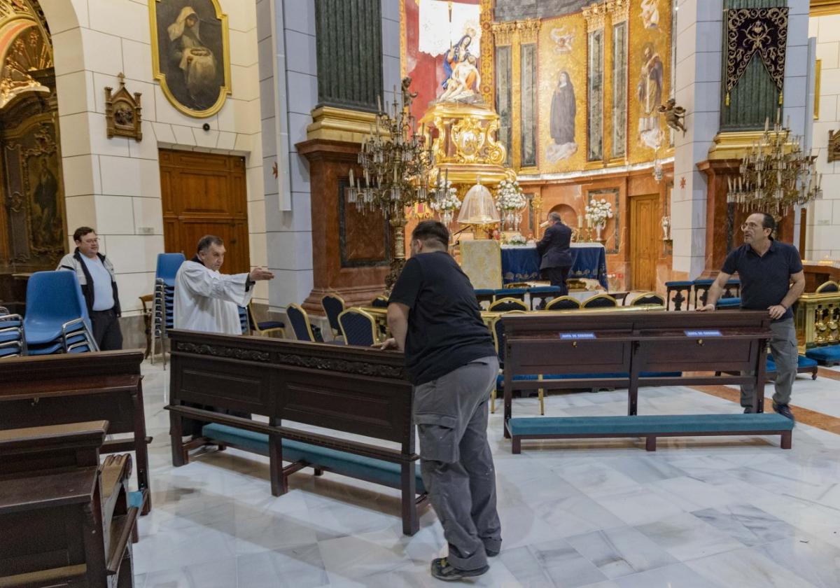 Personal del Hospital de Caridad prepara la basílica este jueves para las celebraciones a la Patrona.