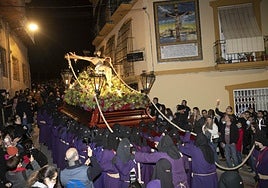 El Cristo del Socorro bajando la empinada calle Concepción en la salida del Via Crucis.