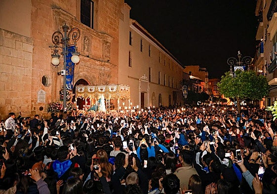 La Virgen de los Dolores, en su trono de plata a hombros de 98 portapasos, a la salida de la iglesia de San Francisco en la serenata ante miles de azules.
