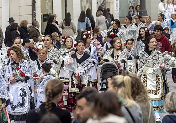 Un grupo de cartageneras desfilan, ayer, con sus ramos en mano camino por las principales calles del casco antiguo hasta la Basílica de la Caridad.