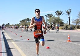 El triatleta caravaqueño Alejandro López, en el Regional de la semana pasada en San Pedro del Pinatar.