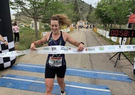 Cristina de la Torre, campeona en categoría femenina, llega a la meta.