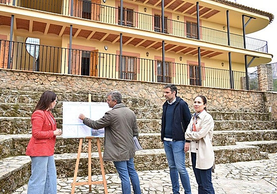 El arquitecto técnico municipal José Manuel Alcázar explica los detalles del proyecto a la directora general de Juventud y los concejales.