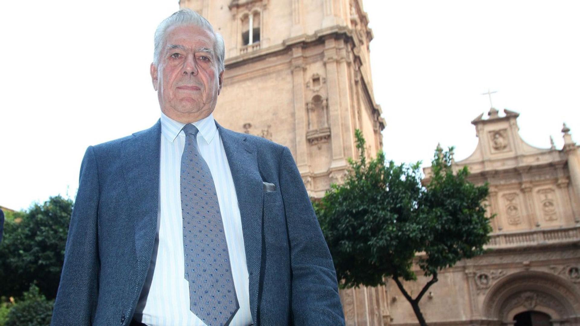 Mario Vargas Llosa был инвестирован доктором «Honoris Causa» UMU в 1995 году Mario Vargas Llosa был инвестирован доктором «Honoris Causa» UMU в 1995 году