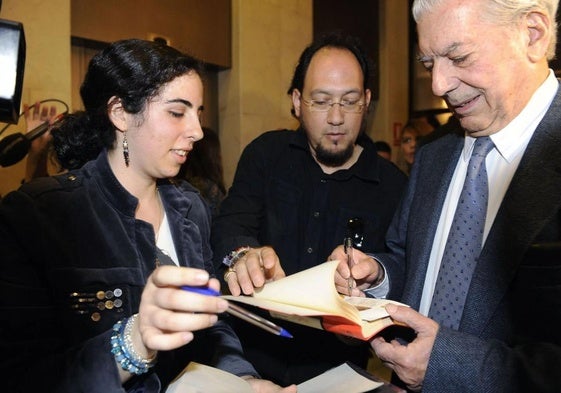 Vargas Llosa firma libros en Murcia, en una imagen de archivo.