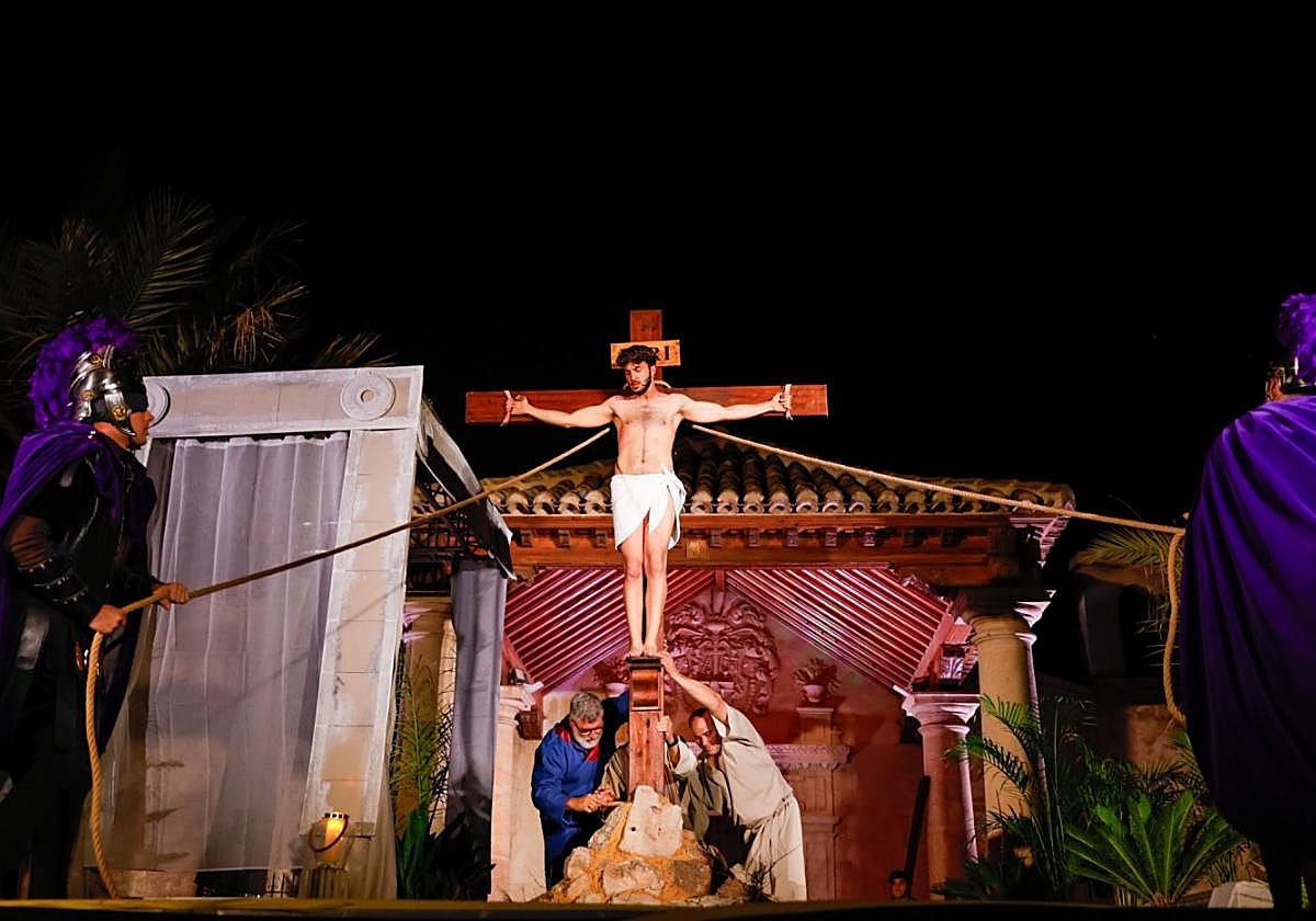 Jesús en la cruz, anoche, en el vía crucis viviente.