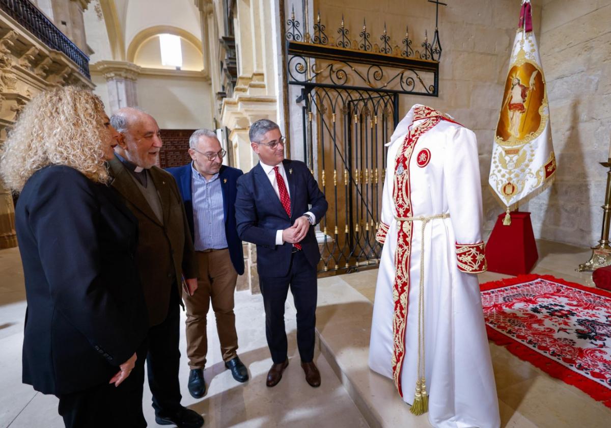 La archicofradía del Resucitado de Lorca estrenará una túnica en la procesión del domingo