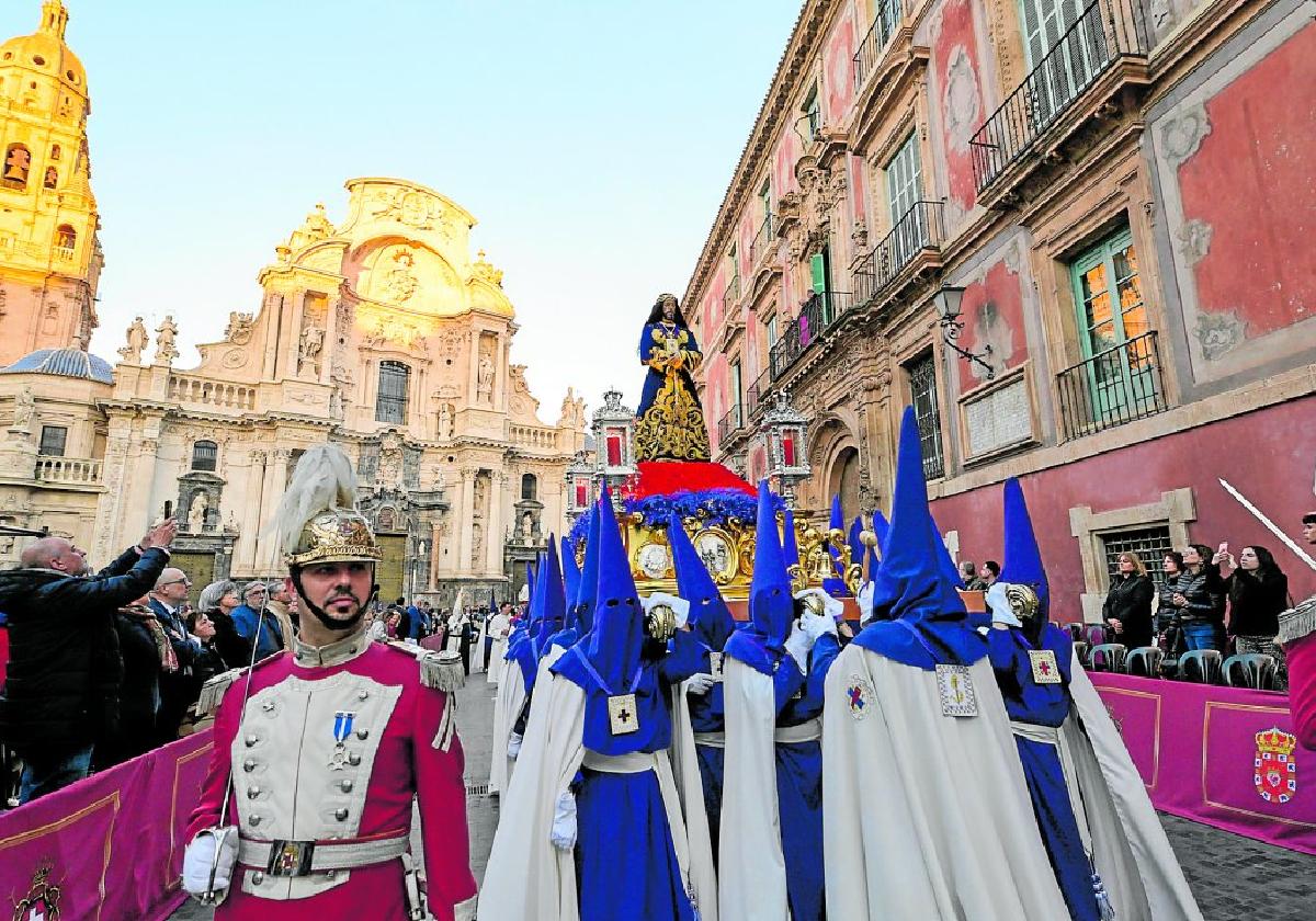 La Policía Local, con sus vestidos de gala, antecede al Esclavo del Rescate cuando recorre la plaza de Belluga, cuajada de murcianos que celebran el Martes Santo.