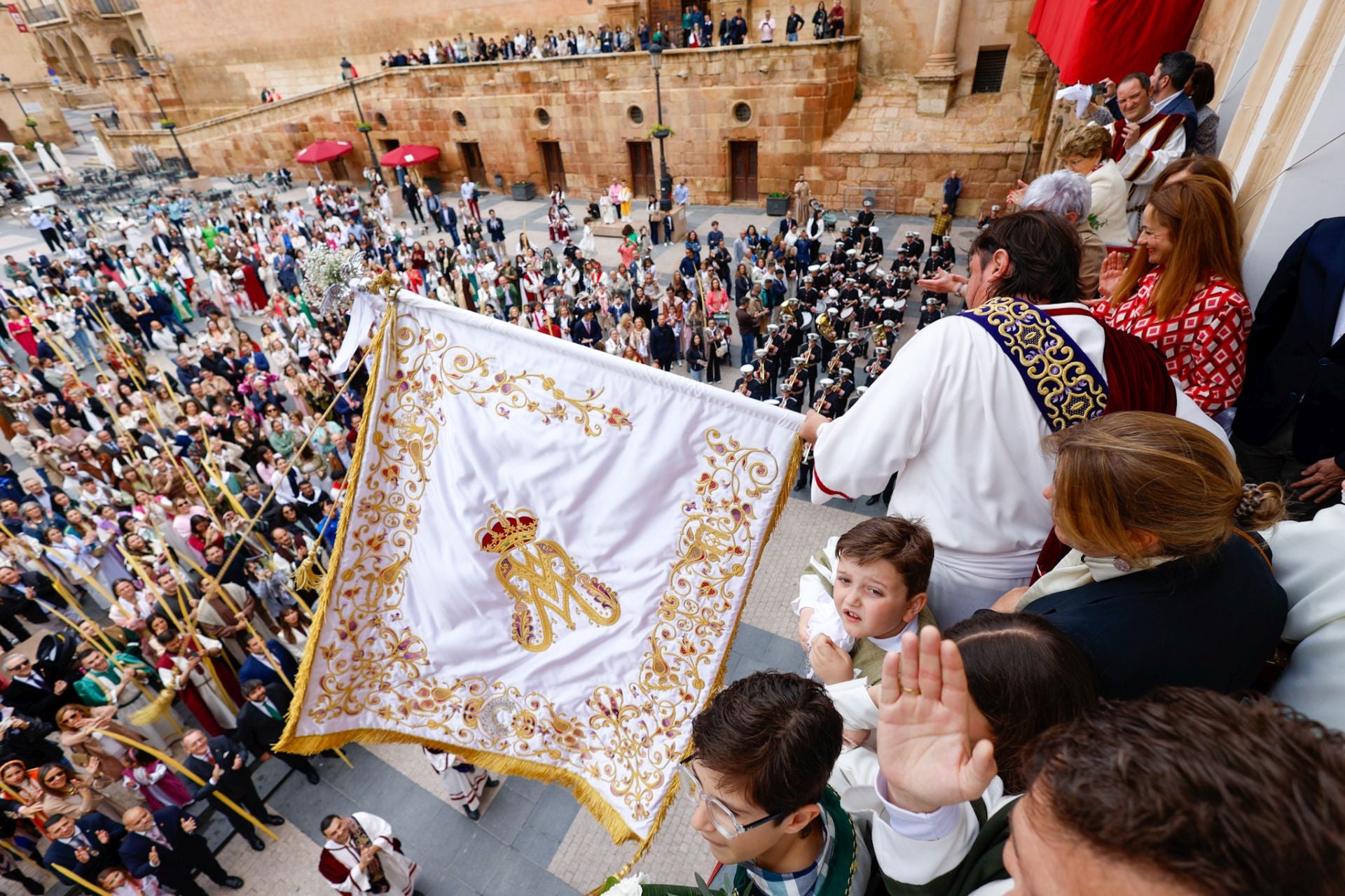 Casas con balcones de bandera en Lorca, en imágenes