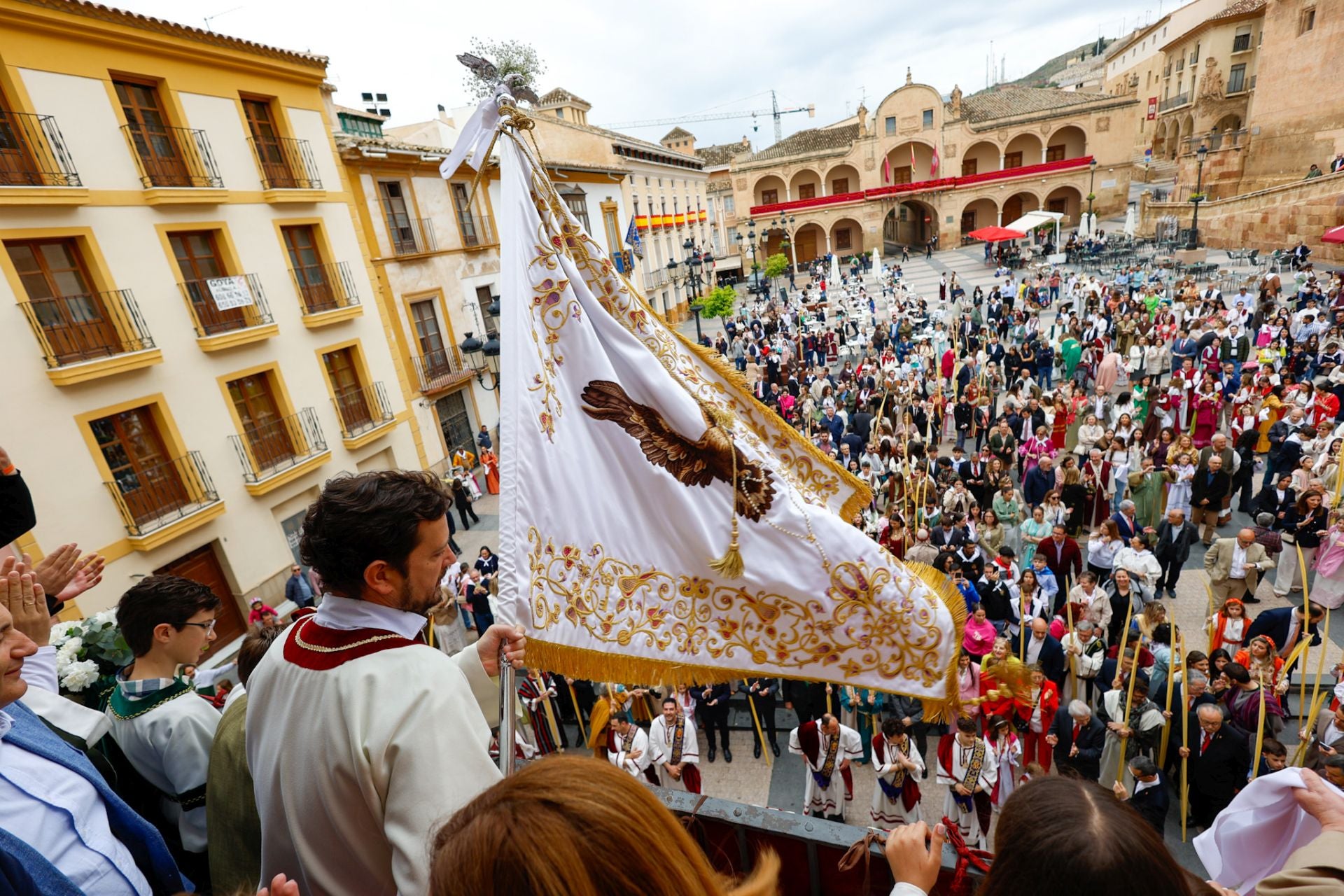 Casas con balcones de bandera en Lorca, en imágenes