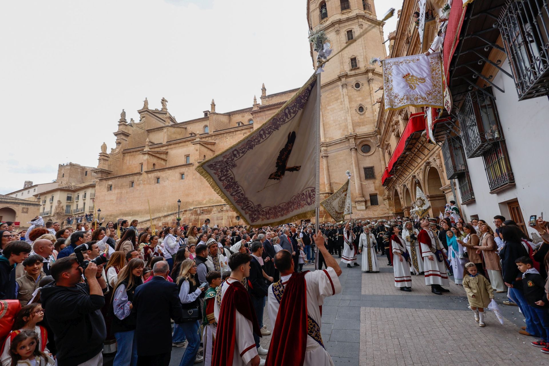 Casas con balcones de bandera en Lorca, en imágenes