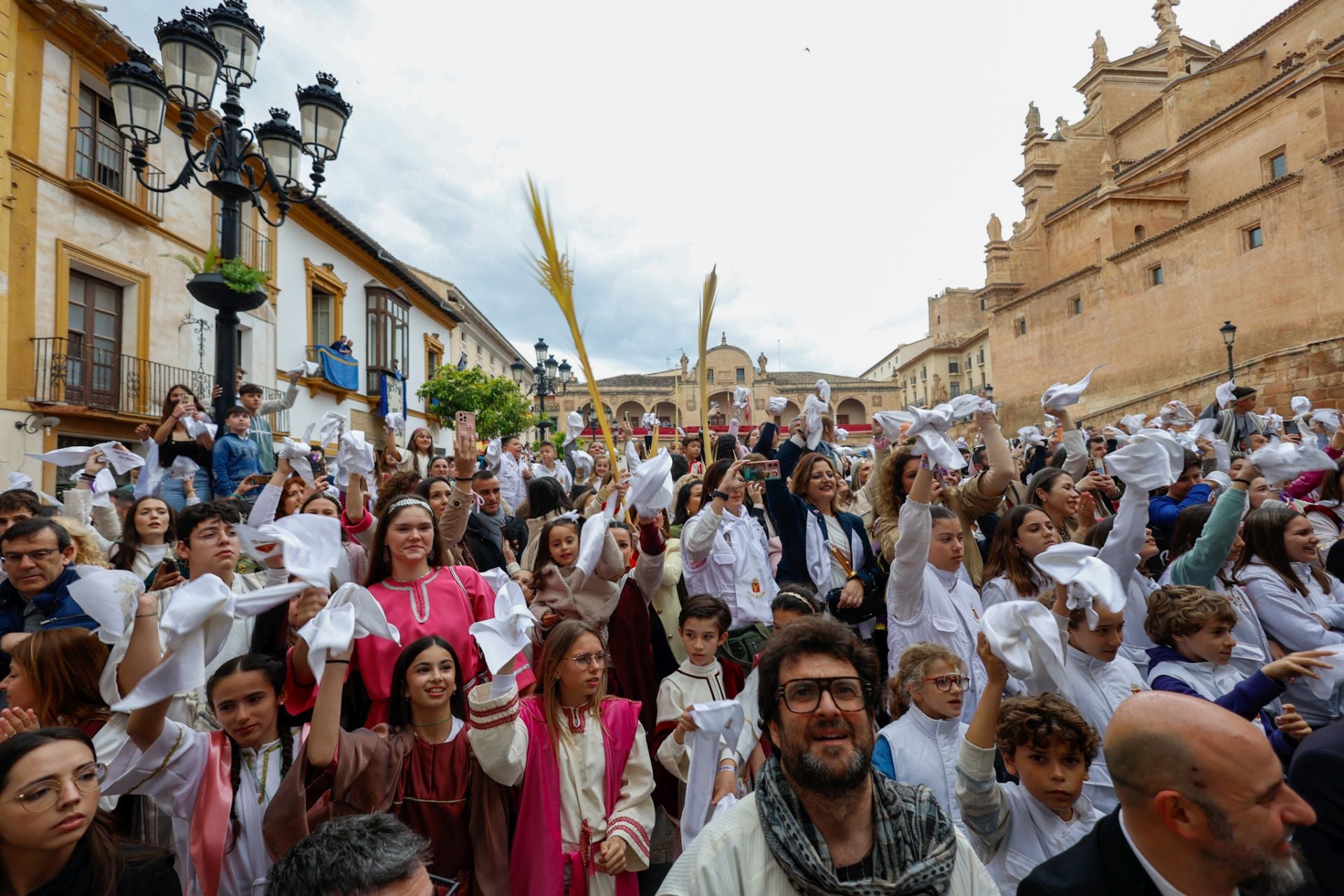 Casas con balcones de bandera en Lorca, en imágenes
