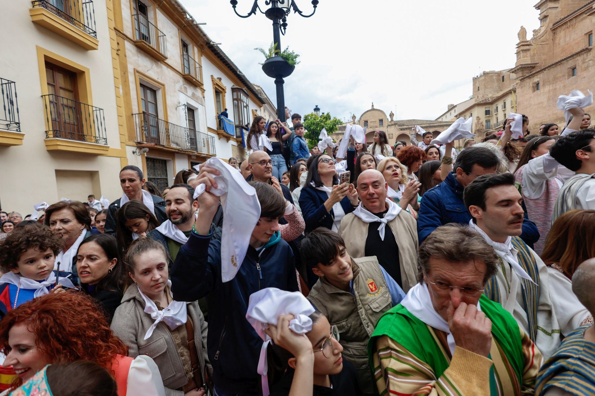 Casas con balcones de bandera en Lorca, en imágenes