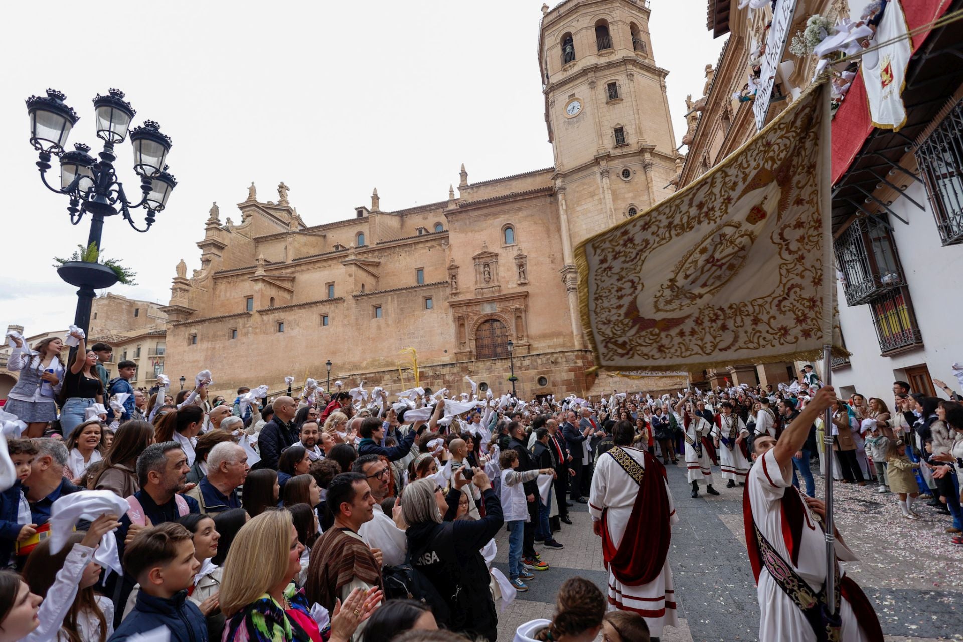 Casas con balcones de bandera en Lorca, en imágenes