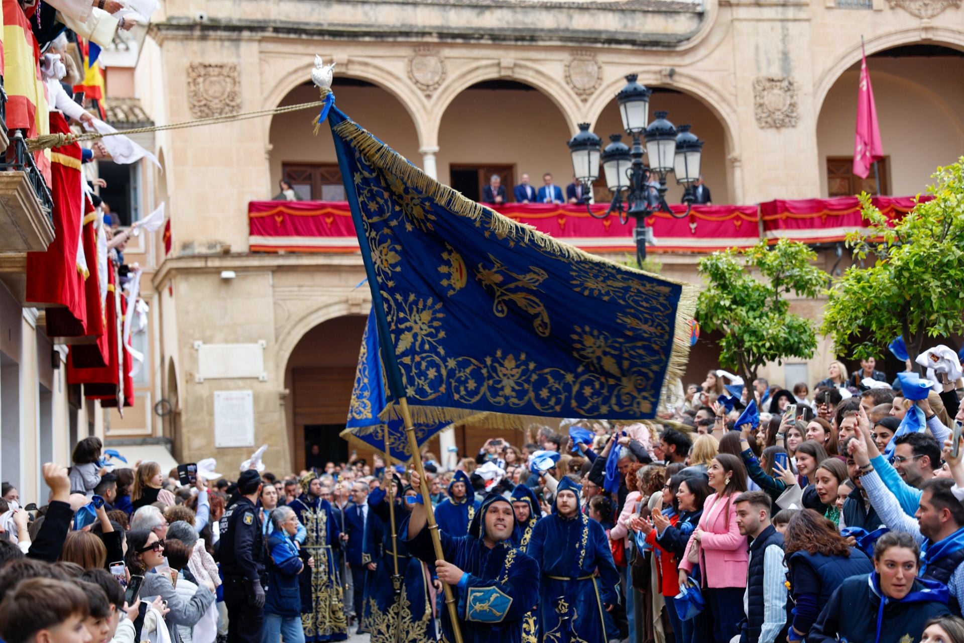 Casas con balcones de bandera en Lorca, en imágenes