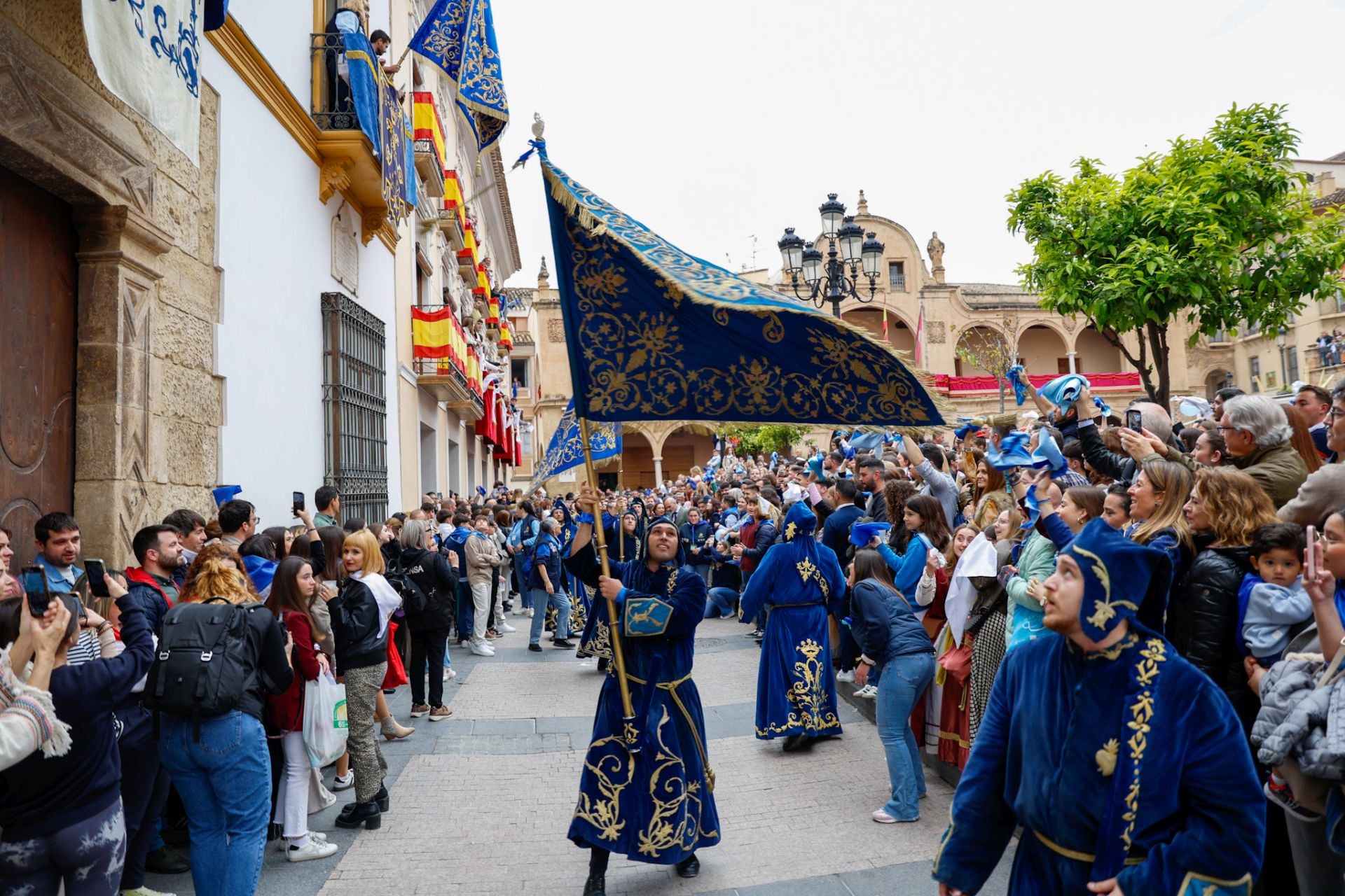 Casas con balcones de bandera en Lorca, en imágenes