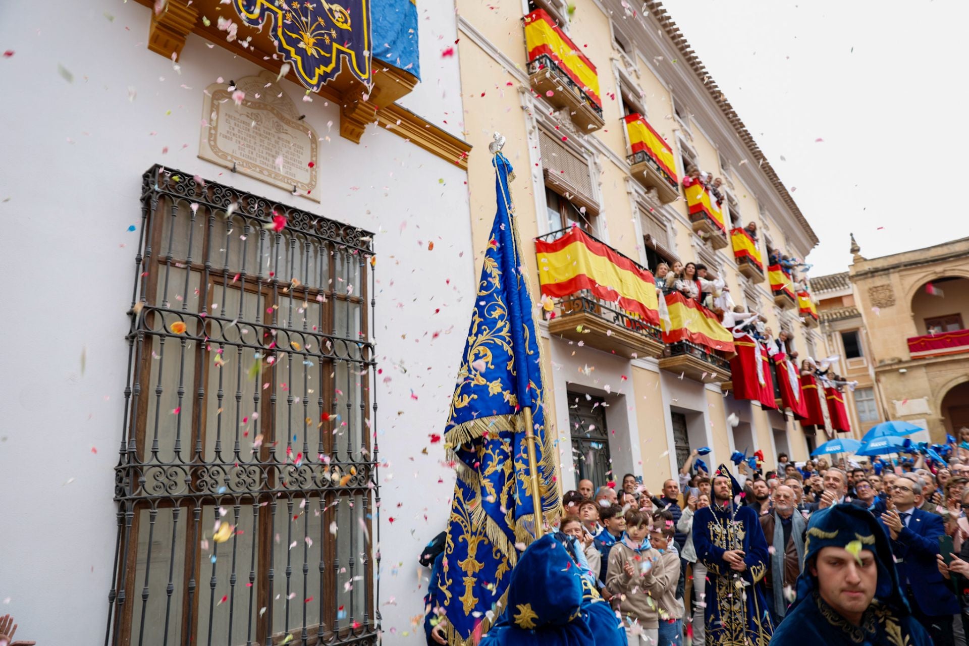 Casas con balcones de bandera en Lorca, en imágenes