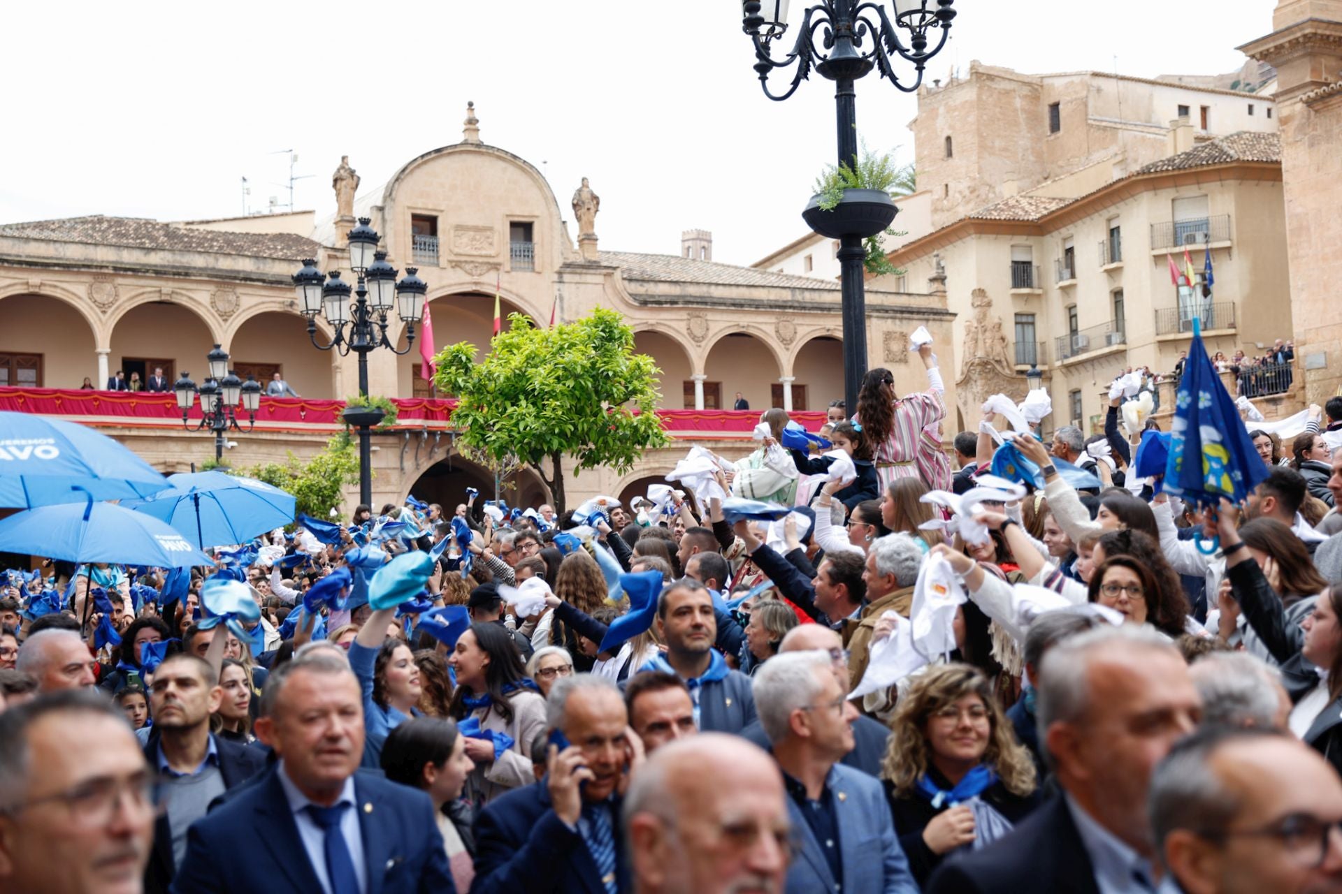 Casas con balcones de bandera en Lorca, en imágenes
