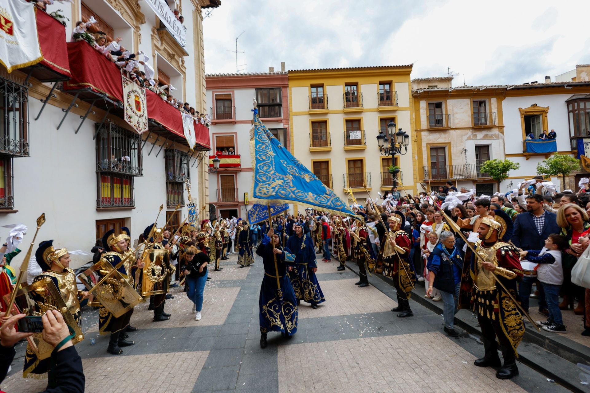 Casas con balcones de bandera en Lorca, en imágenes