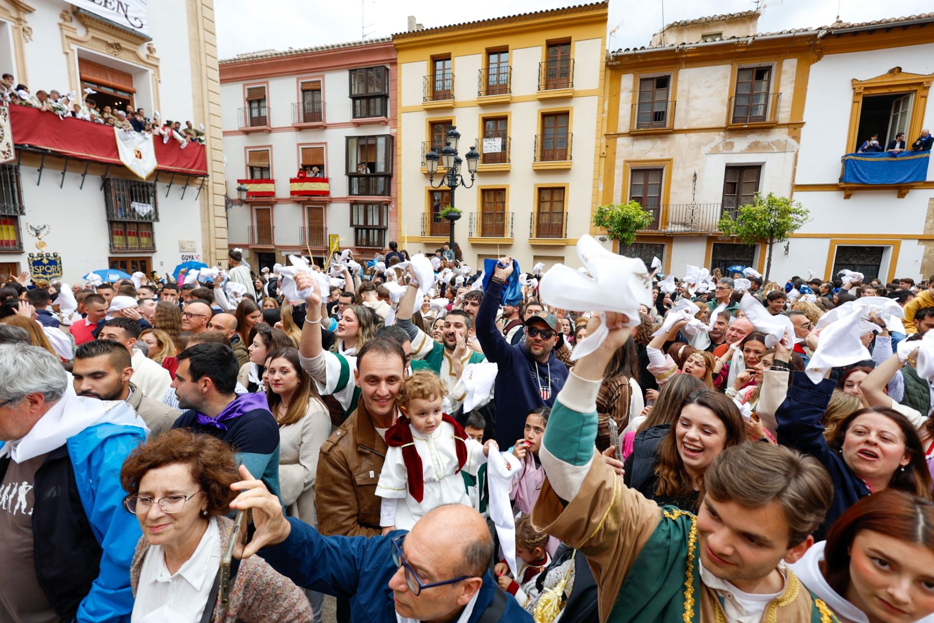 Casas con balcones de bandera en Lorca, en imágenes