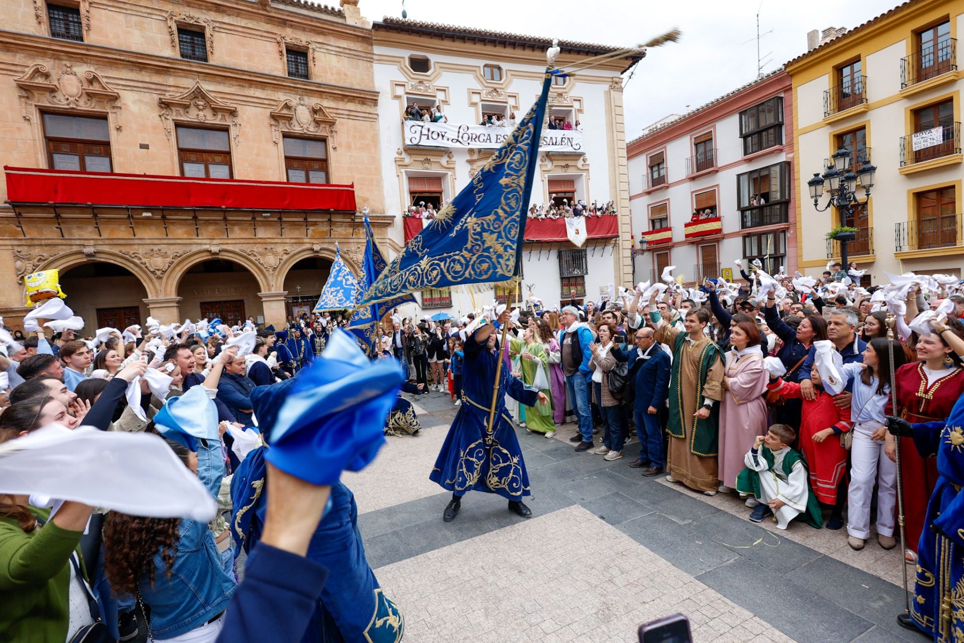 Casas con balcones de bandera en Lorca, en imágenes