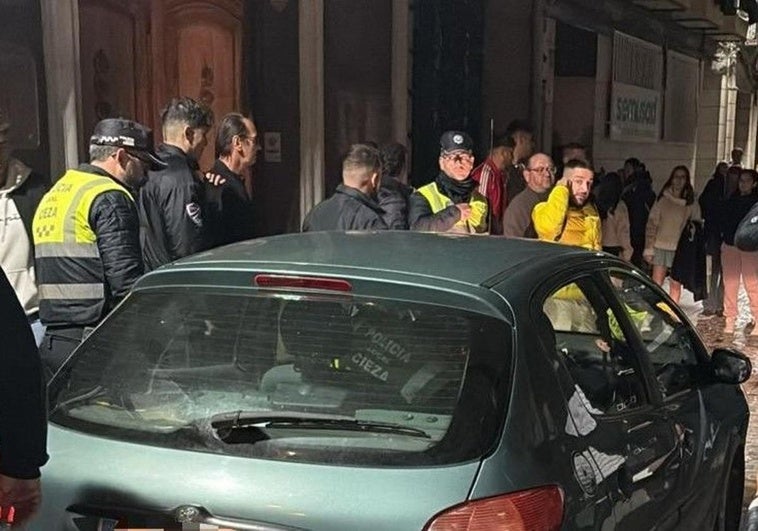 Los agentes de la Policía Local, junto al coche del arrestado.
