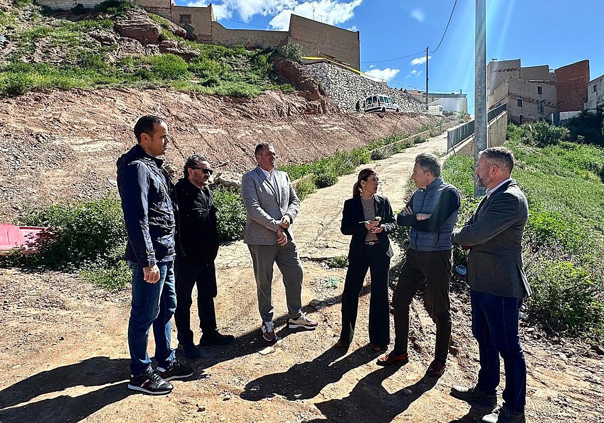 El alcalde, junto a la edil de Desarrrollo Local, concejales y técnicos municipales en la zona de Cañada de Ánimas, donde se reconstruye un muro.