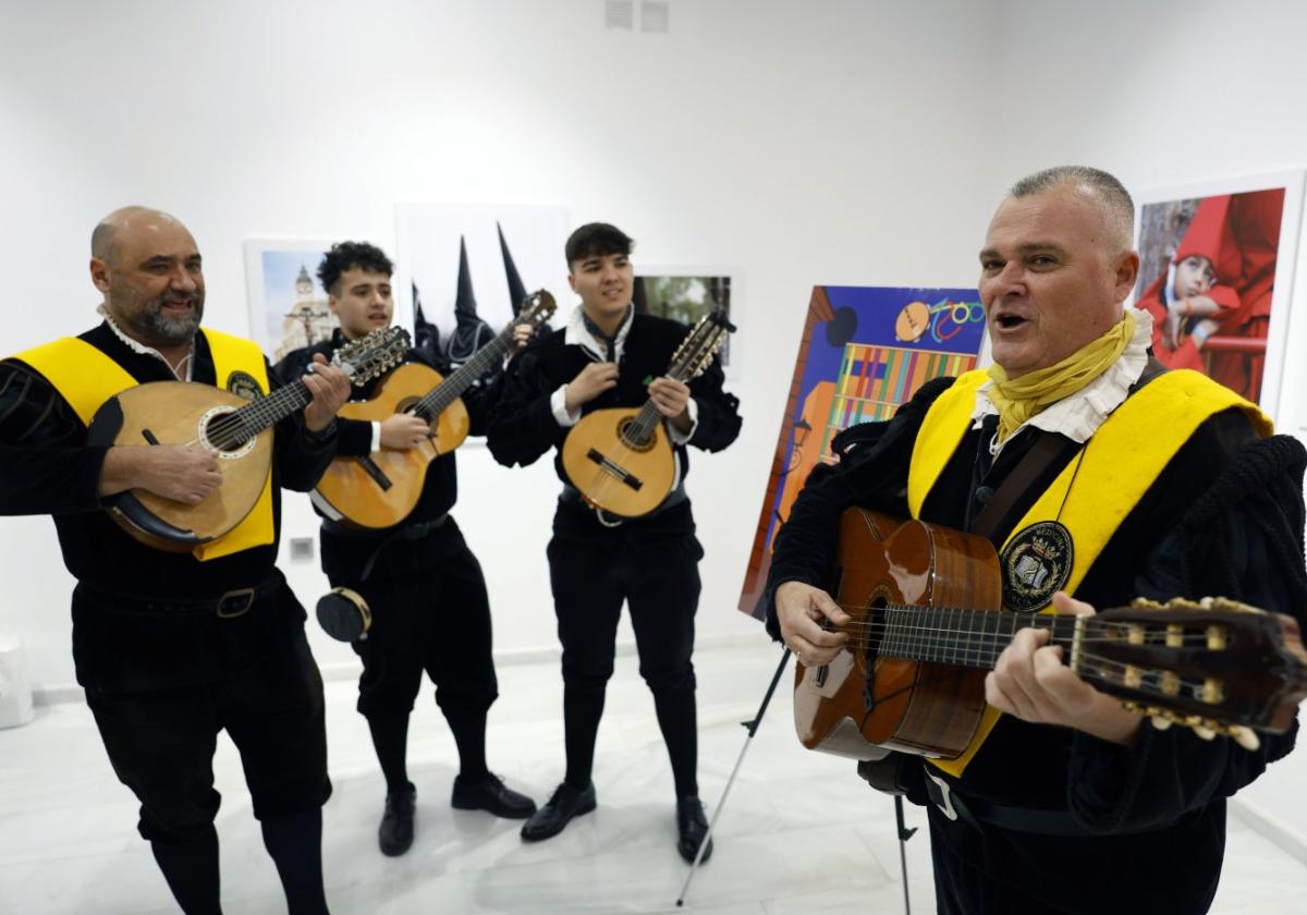 Guitarras, cintas y capas en la pérgola de San Basilio de Murcia