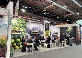 Reuniones en el estand de Olispania durante la feria.