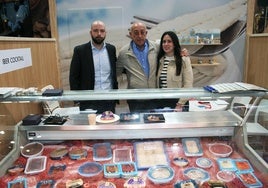 Los productos de Ibercocktail en el estand con su equipo.