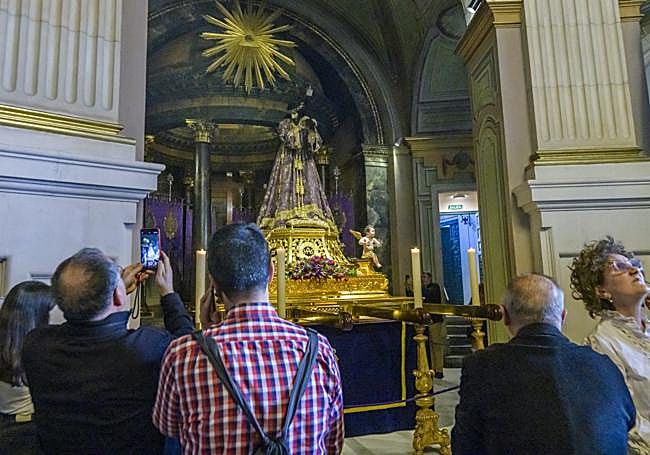 Así lucía ayer Nuestro Padre Jesús Nazareno, con la espléndida túnica que le han regalado sus mayordomos estantes y que hoy vestirá en las calles de Murcia.