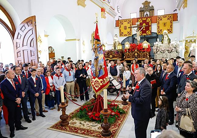 Alberto Secada, presidente del Paso Encarnado, se dirige a los cofrades.
