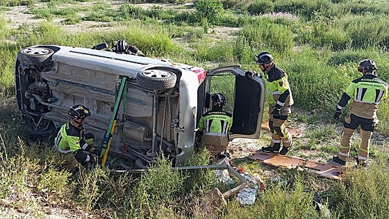 Herido un conductor de 74 años tras volcar en la carretera que une Lorquí y Archena