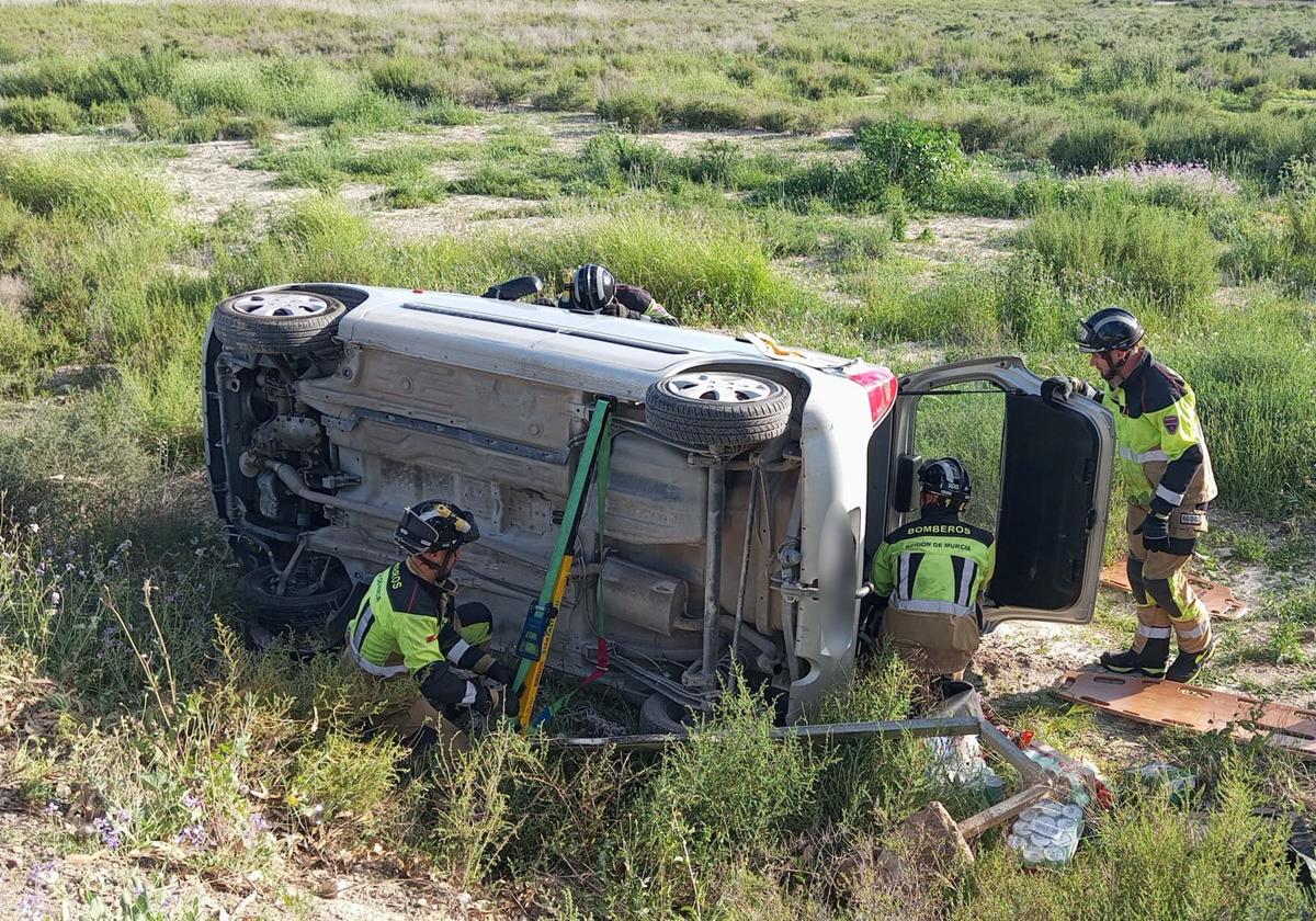 Herido un conductor de 74 años tras volcar en la carretera que une Lorquí y Archena