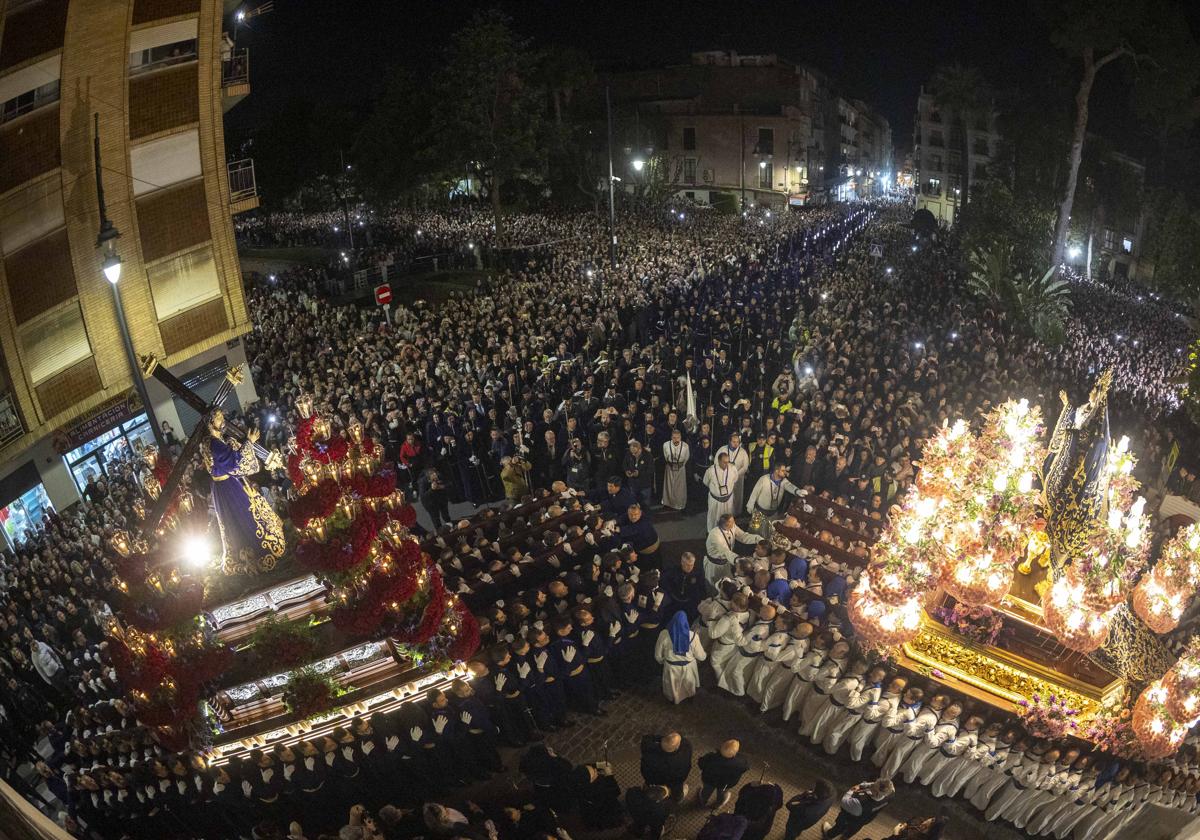 Encuentro entre Nuestro Padre Jesús Nazareno y la Virgen Dolorosa, en el Lago, durante la madrugada de este viernes.