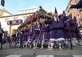 Los estantes portan la Santa Cena.