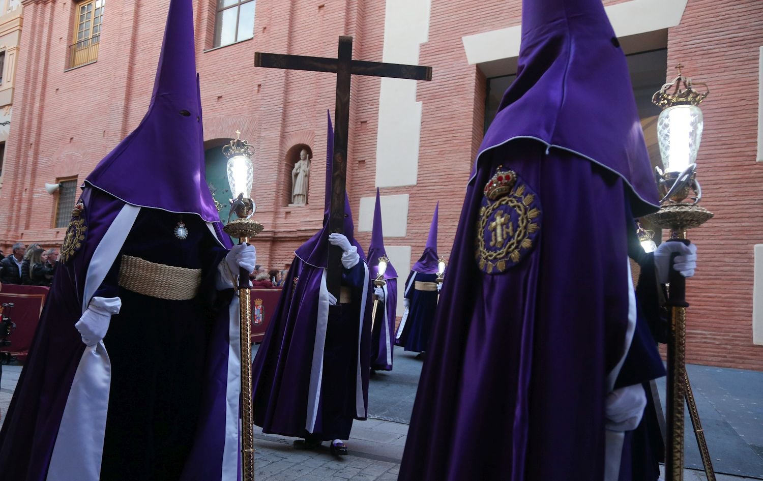 La procesión del Santo Entierro en Cartagena, en imágenes