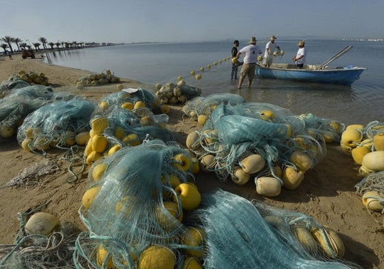 Instalación de las redes antimedusas el pasado año en la playa de Villananitos, en San Pedro del Pinatar.