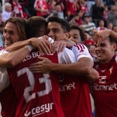 Pedro Benito, Flakus y Davo, del Real Murcia, se abrazan tras marcar ante el Recreativo.