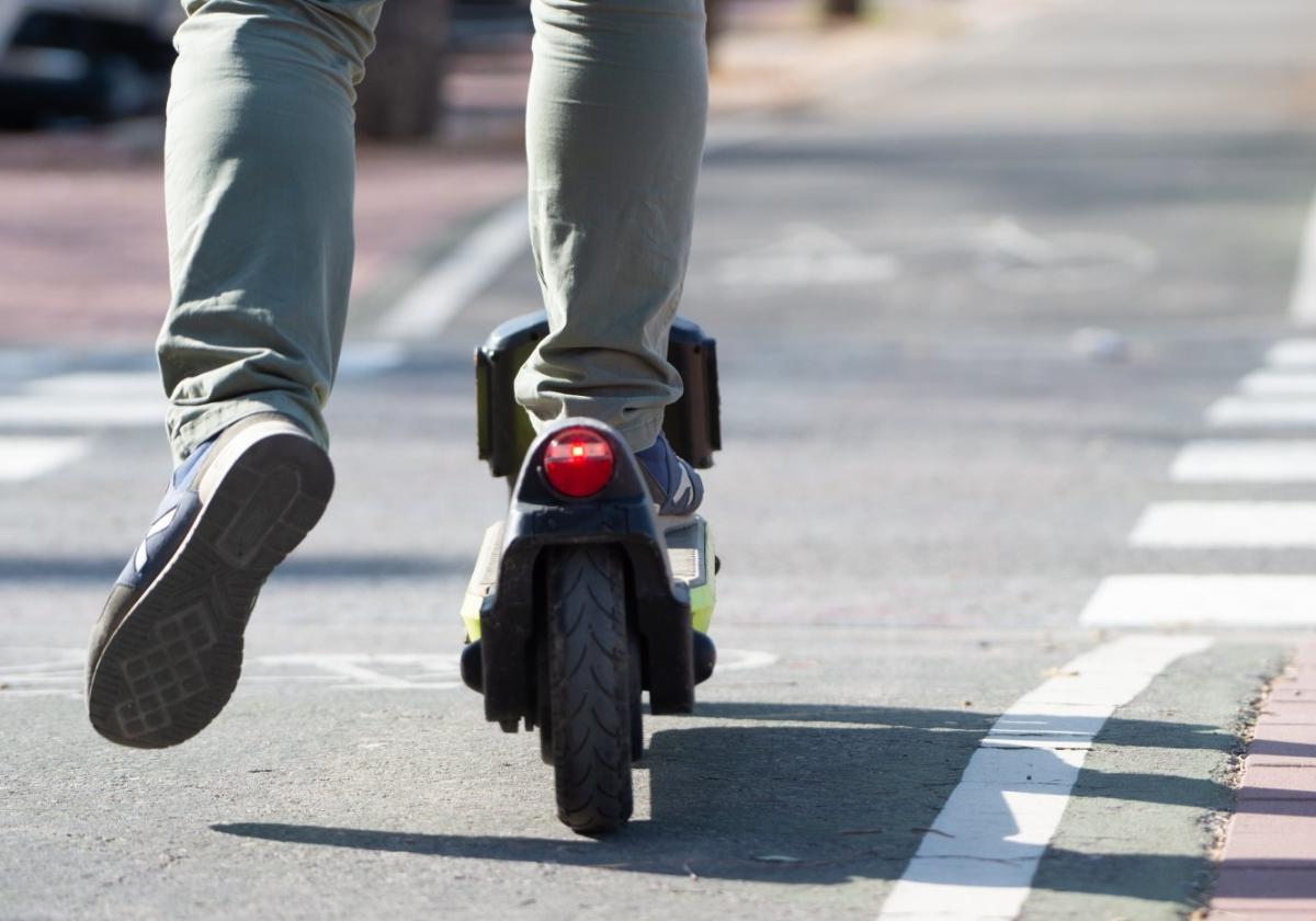 Detalle de un patinete por Murcia.