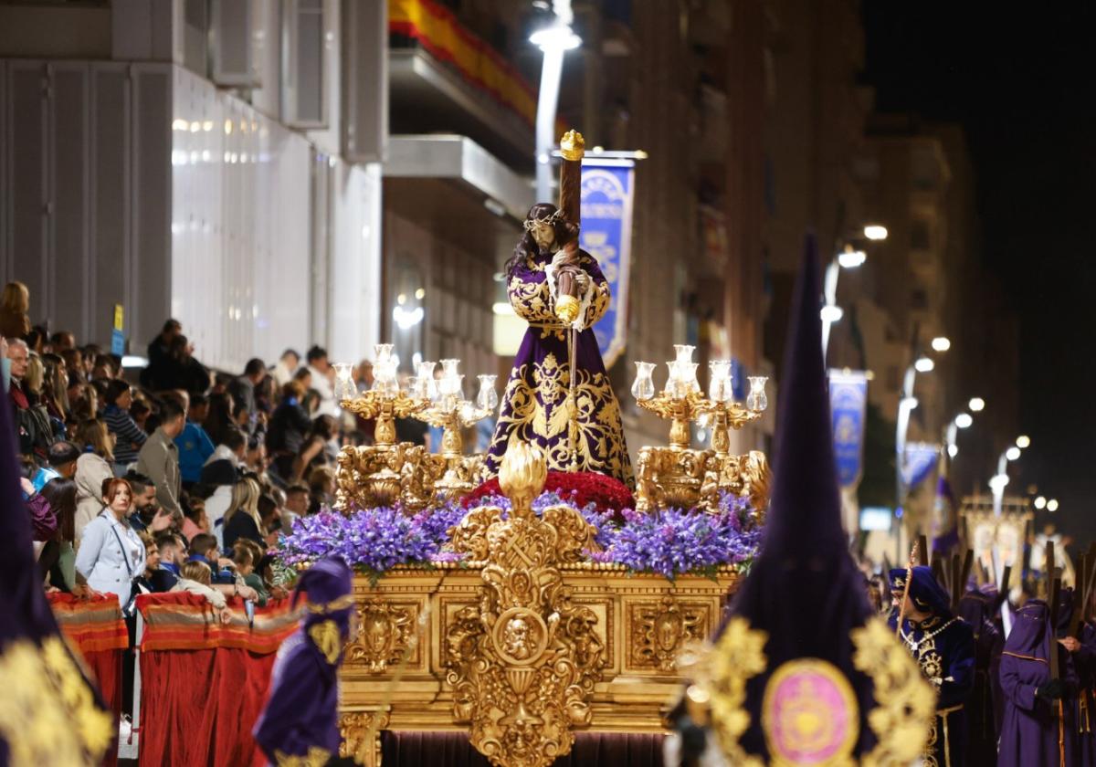 Redención morada en la procesión del Perdón