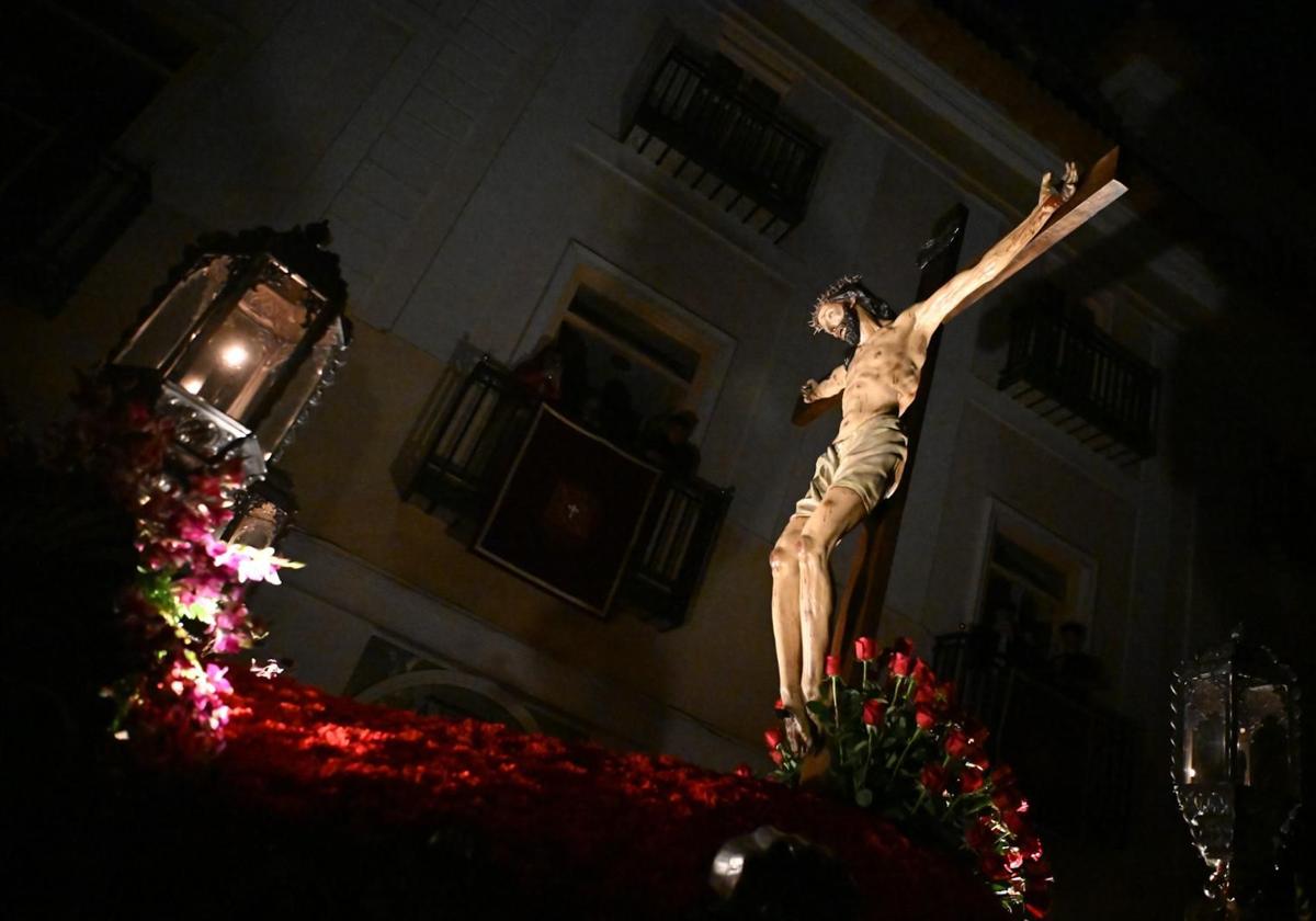 El Cristo del Refugio recorre el centro de Murcia, anoche, por las calles a oscuras.